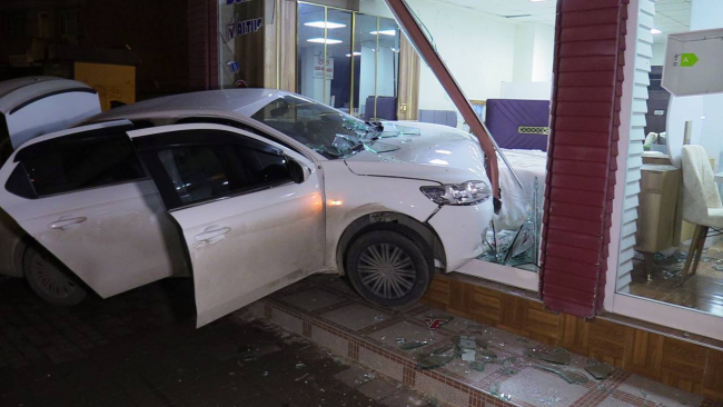 Polisin "dur" ihtarına uymayan şüpheli kaza yapınca yakalandı